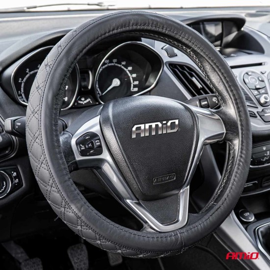 ΚΑΛΥΜΜΑ ΤΙΜΟΝΙΟΥ ΑΠΟ ΤΕΧΝΟΔΕΡΜΑ 37-39CM SWC-51-M ΣΕ ΜΑΥΡΟ ΧΡΩΜΑ ΜΕ ΜΑΥΡΕΣ ΡΑΦΕΣ AMIO - 1 ΤΕΜ. Καλύμματα Τιμονιού